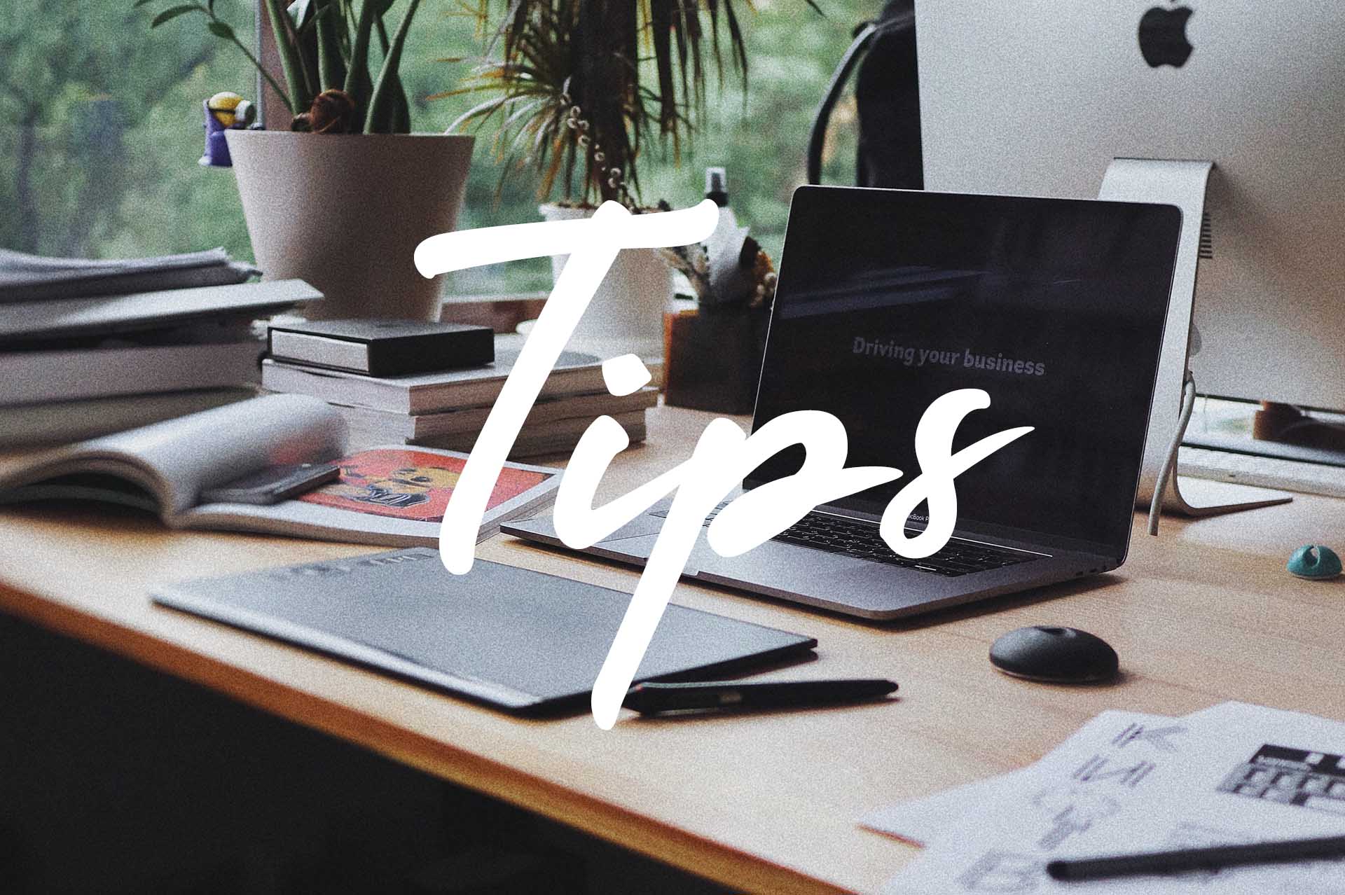 Bureau met laptop en andere werkspullen