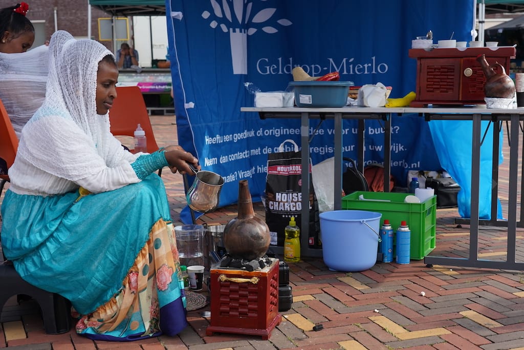 Buitenlandse vrouw die eigen recept koffie maakt
