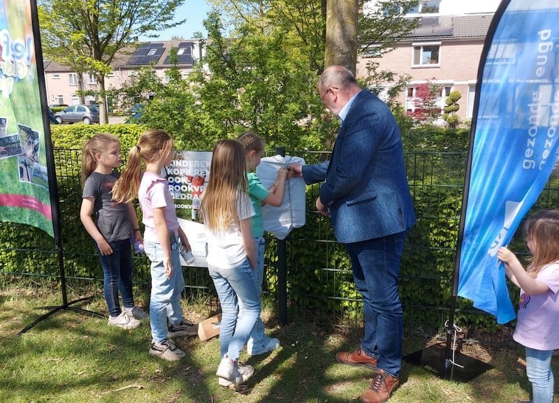 Kinderen en man bij hek