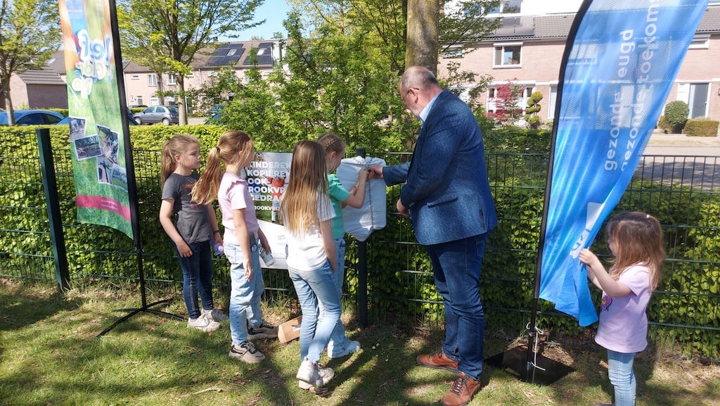 Kinderen en man bij hek