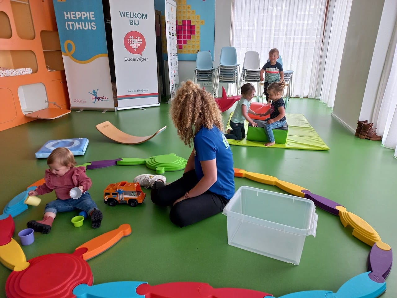 Beeld van inloopochtend spelende kinderen