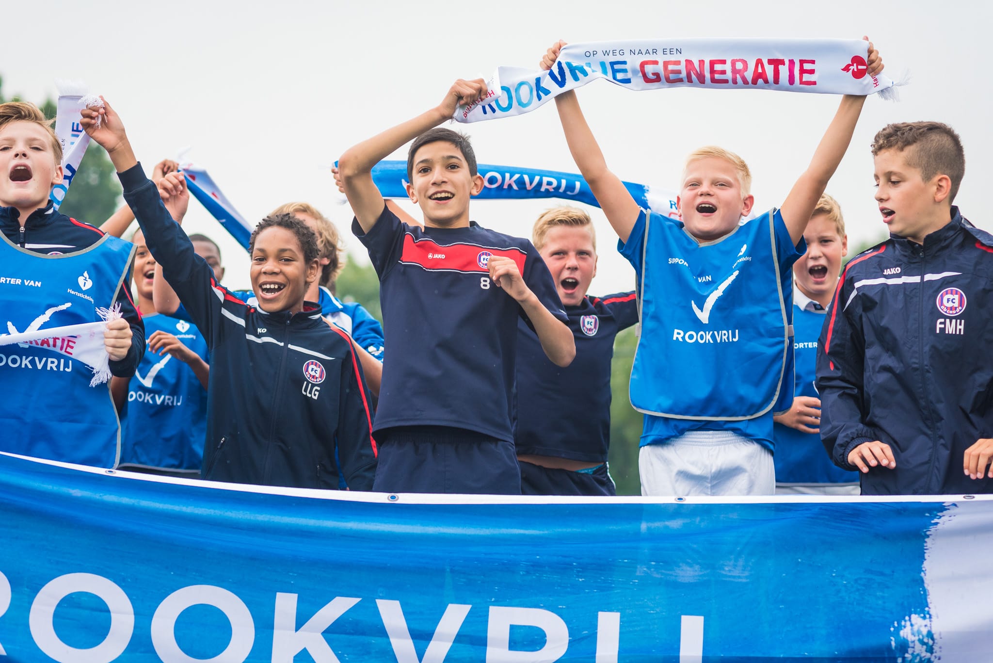 Juichende kinderen vanwege een rookvrije generatie met spandoeken